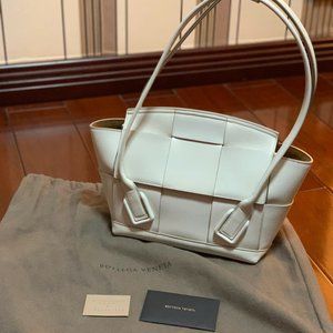 Bottega Veneta Calfskin Maxi Intrecciato Small Arco Bianco Shoulder bag White
